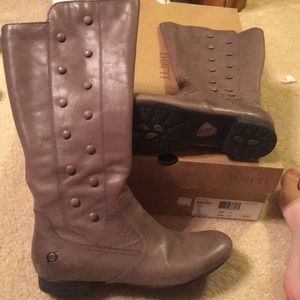 Born grey boot